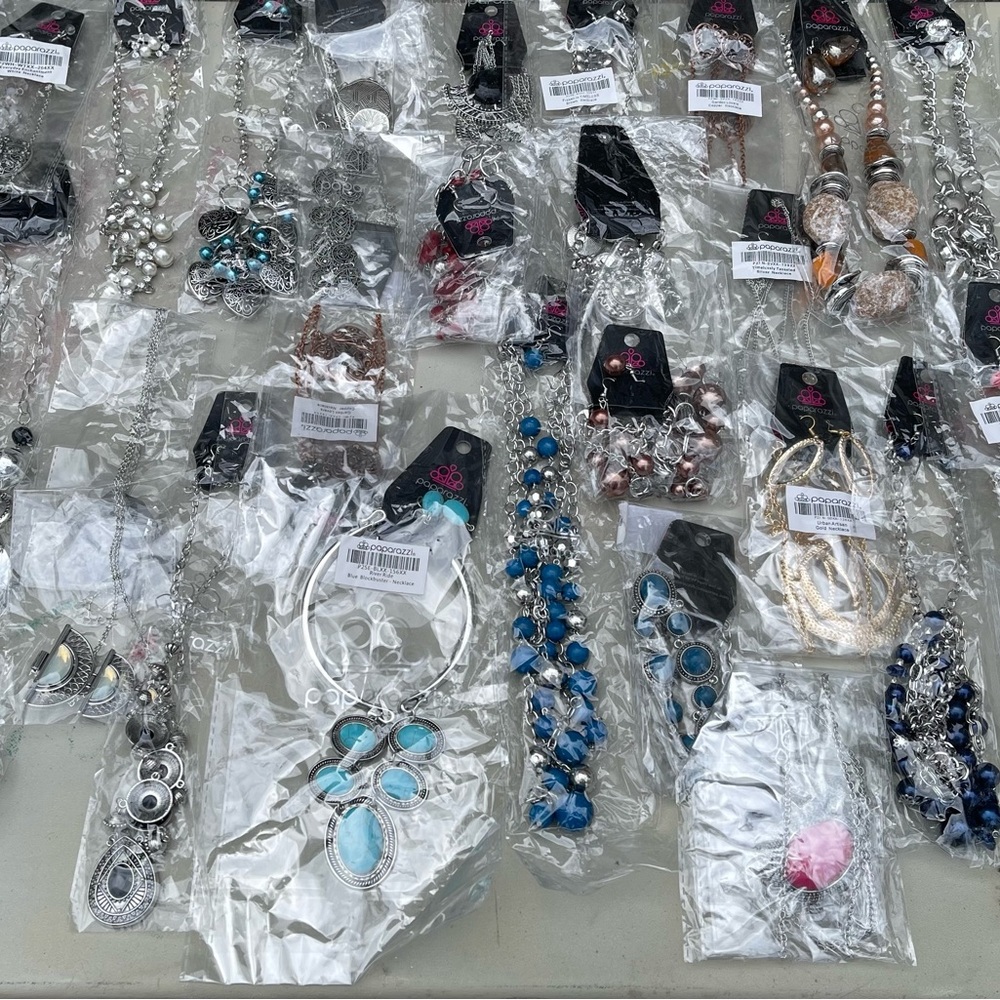 Paparazzi Jewelry 30 necklaces for $40